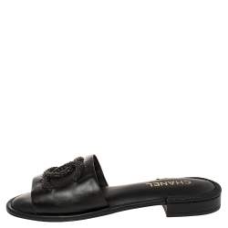 مملوكة مسبقًا Chanel Black Leather CC Slide Sandals Size 41.5