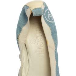 مملوكة مسبقًا حذاء كعب عالي شانيل دنيم أزرق / أبيض وجلد لامع سكرانش مقاس 38.5