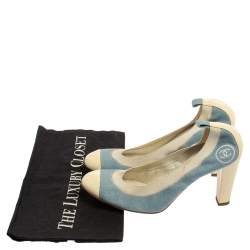 مملوكة مسبقًا حذاء كعب عالي شانيل دنيم أزرق / أبيض وجلد لامع سكرانش مقاس 38.5