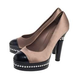 مملوكة مسبقًا Chanel Beige/Black Satin And Patent Leather Cap Toe Pearl Platform Pumps Size 39.5