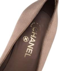 مملوكة مسبقًا Chanel Beige/Black Satin And Patent Leather Cap Toe Pearl Platform Pumps Size 39.5
