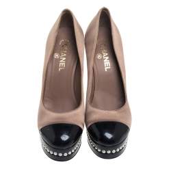 مملوكة مسبقًا Chanel Beige/Black Satin And Patent Leather Cap Toe Pearl Platform Pumps Size 39.5