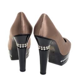 مملوكة مسبقًا Chanel Beige/Black Satin And Patent Leather Cap Toe Pearl Platform Pumps Size 39.5