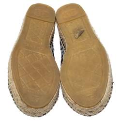 مملوكة مسبقًا Chanel Blue/Black Tweed Fabric And Patent Leather CC Cap Toe Flat Espadrilles Size 37