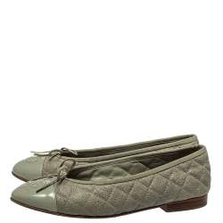 Pre Owned حذاء فلات باليه شانيل غطاء مقدمة فيونكة جلد لامع وجلد مبطن رمادى مقاس 38