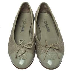 Pre Owned حذاء فلات باليه شانيل غطاء مقدمة فيونكة جلد لامع وجلد مبطن رمادى مقاس 38