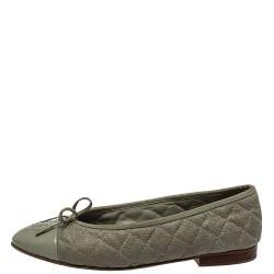 Pre Owned حذاء فلات باليه شانيل غطاء مقدمة فيونكة جلد لامع وجلد مبطن رمادى مقاس 38