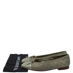 Pre Owned حذاء فلات باليه شانيل غطاء مقدمة فيونكة جلد لامع وجلد مبطن رمادى مقاس 38