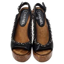 Pre Owned صندل شانيل مزين سي سي و وصلات سلسلة كعب روكي جلد أسود مقاس 35