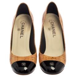 Pre Owned حذاء كعب عالي شانيل غطاء مقدمة سي سي جلد لامع أسود و فلين مقوى بيج مقاس 37.5