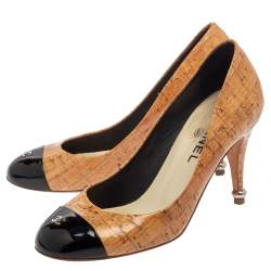 Pre Owned حذاء كعب عالي شانيل غطاء مقدمة سي سي جلد لامع أسود و فلين مقوى بيج مقاس 37.5