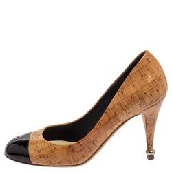 Pre Owned حذاء كعب عالي شانيل غط�اء مقدمة سي سي جلد لامع أسود و فلين مقوى بيج مقاس 37.5