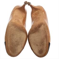 Pre Owned حذاء كعب عالي شانيل غطاء مقدمة سي سي جلد لامع أسود و فلين مقوى بيج مقاس 37.5