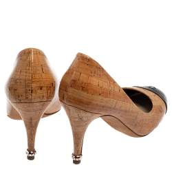 Pre Owned حذاء كعب عالي شانيل غطاء مقدمة سي سي جلد لامع أسود و فلين مقوى بيج مقاس 37.5