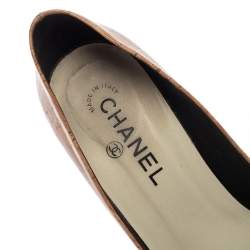 Pre Owned حذاء كعب عالي شانيل غطاء مقدمة سي سي جلد لامع أسود و فلين مقوى بيج مقاس 37.5