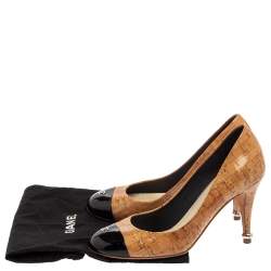 Pre Owned حذاء كعب عالي شانيل غطاء مقدمة سي سي جلد لامع أسود و فلين مقوى بيج مقاس 37.5