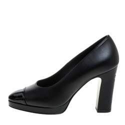 Pre Owned حذاء كعب عالى شانيل كعب عريض غطاء مقدمة سى سى جلد أسود مقاس 36