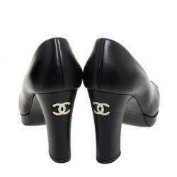 Pre Owned حذاء كعب عالى شانيل كعب عريض غطاء مقدمة سى سى جلد أسود مقاس 36