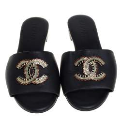 مملوكة مسبقًا Chanel Black Leather CC Slide Sandals Size 38.5