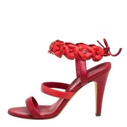 مملوكة مسبقًا صندل شانيل سير كاحل كاميليا جلد أحمر مقاس 37.5