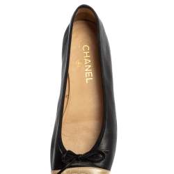 Pre Owned حذاء شانيل فلات غطاء مقدمة سى سى فيونكة جلد ذهبى / أسود مقاس 40.5 