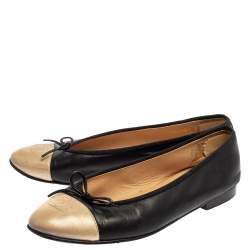 Pre Owned حذاء شانيل فلات غطاء مقدمة سى سى فيونكة جلد ذهبى / أسود مقاس 40.5 