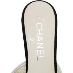 مملوكة مسبقًا Chanel White/Black Leather and Canvas CC Pearl Embellished Heel Mules Size 36