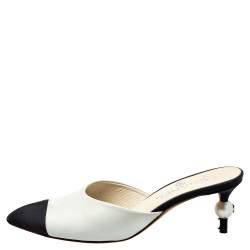 مملوكة مسبقًا Chanel White/Black Leather and Canvas CC Pearl Embellished Heel Mules Size 36