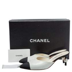 مملوكة مسبقًا Chanel White/Black Leather and Canvas CC Pearl Embellished Heel Mules Size 36