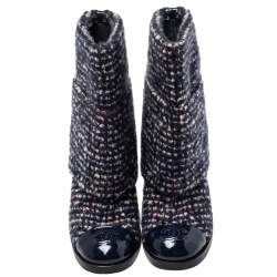 مملوكة مسبقًا Chanel Blue Tweed And Patent Leather CC Cap Toe Ankle Boots Size 38