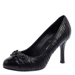 مملوكة مسبقًا Chanel Black Leather Camellia Pumps Size 38