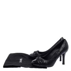 مملوكة مسبقًا Chanel Black Leather Camellia Pumps Size 38