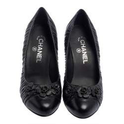 مملوكة مسبقًا Chanel Black Leather Camellia Pumps Size 38