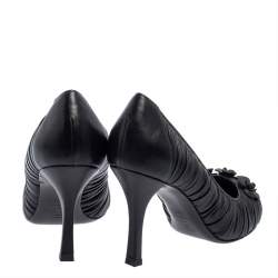 مملوكة مسبقًا Chanel Black Leather Camellia Pumps Size 38