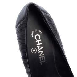 مملوكة مسبقًا Chanel Black Leather Camellia Pumps Size 38