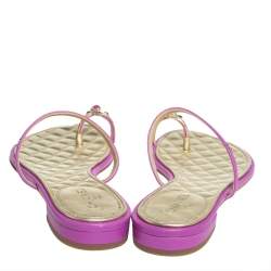 مملوكة مسبقًا Chanel Pink/Gold Leather Embellished Toe Ring Flat Sandals Size 38