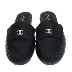 مملوكة مسبقًا حذاء سلايد شانيل جلد اسود مقدمة منفصلة مقاس 39