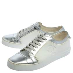 مملوكة مسبقًا Chanel Metallic Silver/White Leather And Rubber CC Low Top Sneakers Size 40.5