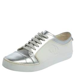 مملوكة مسبقًا Chanel Metallic Silver/White Leather And Rubber CC Low Top Sneakers Size 40.5