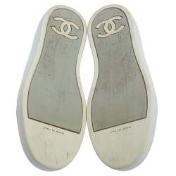 مملوكة مسبقًا Chanel Metallic Silver/White Leather And Rubber CC Low Top Sneakers Size 40.5