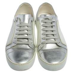 مملوكة مسبقًا Chanel Metallic Silver/White Leather And Rubber CC Low Top Sneakers Size 40.5