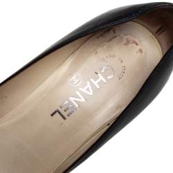 مملوكة مسبقًا Chanel Black Leather Camellia  Pumps Size 39
