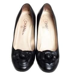 مملوكة مسبقًا Chanel Black Leather Camellia  Pumps Size 39