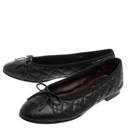 مملوكة مسبقًا حذاء باليرينا فلات شانيل مزين فيونكة سي سي مقدمة سوداء جلد مبطن أسود مقاس 38.5