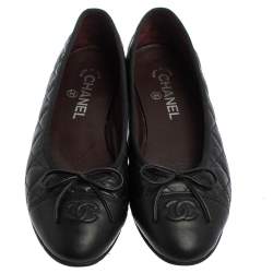 مملوكة مسبقًا حذاء باليرينا فلات شانيل مزين فيونكة سي سي مقدمة سوداء جلد مبطن أسود مقاس 38.5