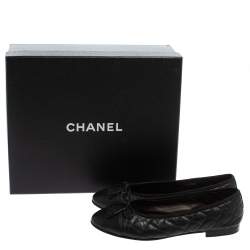 مملوكة مسبقًا حذاء باليرينا فلات شانيل مزين فيونكة سي سي مقدمة سوداء جلد مبطن أسود مقاس 38.5