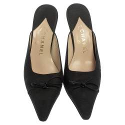 Pre Owned حذاء سلايد شانيل قماش أسود مزين سي سي مقدمة مدببة مقاس 40.5