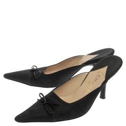 Pre Owned حذاء سلايد شانيل قماش أسود مزين سي سي مقدمة مدببة مقاس 40.5