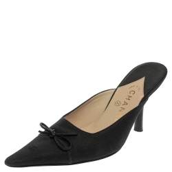 Pre Owned حذاء سلايد شانيل قماش أسود مزين سي سي مقدمة مدببة مقاس 40.5