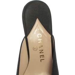 Pre Owned حذاء سلايد شانيل قماش أسود مزين سي سي مقدمة مدببة مقاس 40.5